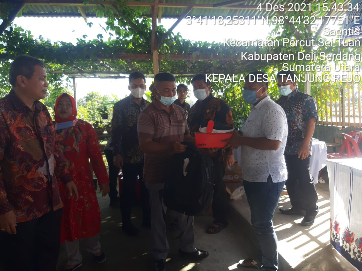 Penyerahan Peralatan Sekolah Anak